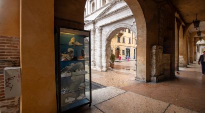 Negozio / locale commerciale di 60 m² in Verona (37121)