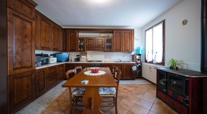 House 10 rooms of 290 m² in Jolanda di Savoia (44037)