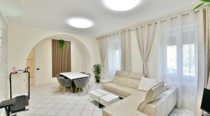 Appartamento 6 locali di 177 m² a Casnate con Bernate (22070)