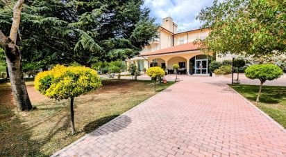 Hotel-restaurant of 1,200 m² in Bugnara (67030)