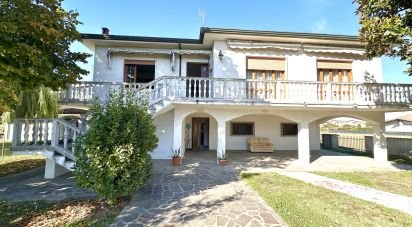 Casale 9 locali di 248 m² in Stienta (45039)