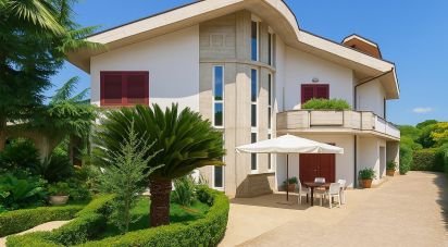 Villa Bifamiliare 15 locali di 258 m² in Roseto degli Abruzzi (64026)