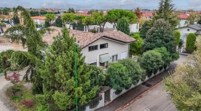 Casa indipendente / Villa 7 locali di 190 m² in Peschiera del Garda (37019)