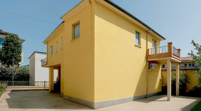 Lodge 7 rooms of 186 m² in Tortoreto (64018)