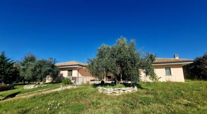 Casale 6 locali di 340 m² in Civitella del Tronto (64010)