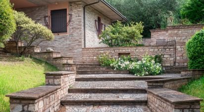 Farm 8 rooms of 350 m² in Assisi (06081)