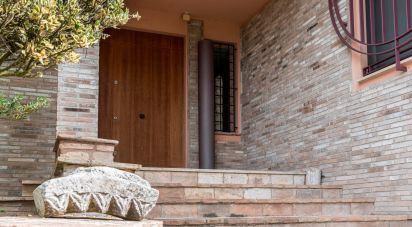 Farm 8 rooms of 350 m² in Assisi (06081)